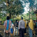 Istri histeris lihat suami tergantung di sebuah pohon